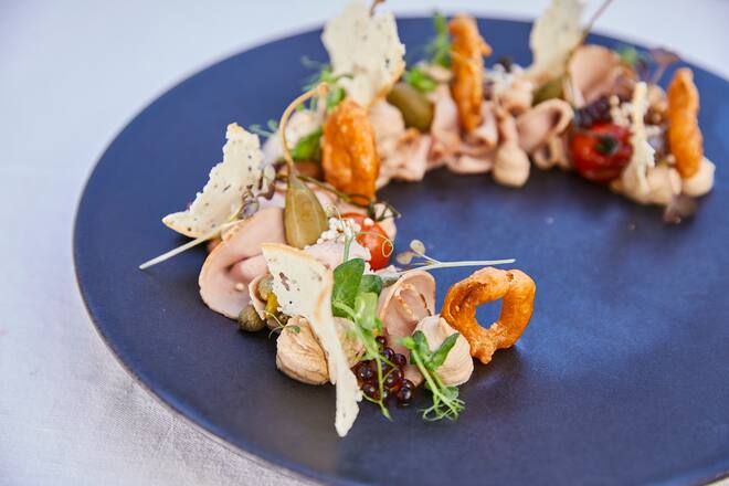 Vitello Tonnato mit gebackenen Zwiebeln, Taggiasca-Oliven, von Küchenchef Stafn Minsel, Gasthof Solbad, Rheinfelderstrasse 2, 4133 Schweizerhalle, Gastgeber Rolf Rentsch, Küchenchef Stefan Minsel, 09.07.2020, Foto Lucia Hunziker