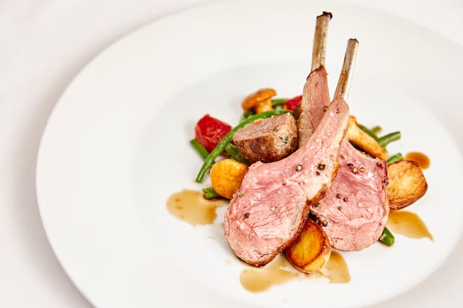 Wartauer Lamm Kotelett und Burger, grüne Bohnen, Eierschwämmchen, neue Kartoffeln, Ueli Kellenberger, Hotel und Restaurant Rössli Bad Ragaz, 18.06.2020. Foto Lucia Hunziker