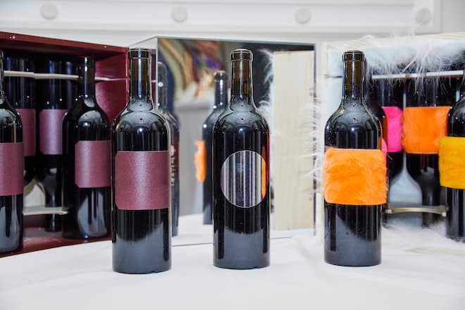 "Zürich Neuchatel Art-Express" im Dolder Grand Zürich, Weinflaschen und Weinkisten designt von Künstler John Armleder, 04.03.2020. Foto Lucia Hunziker