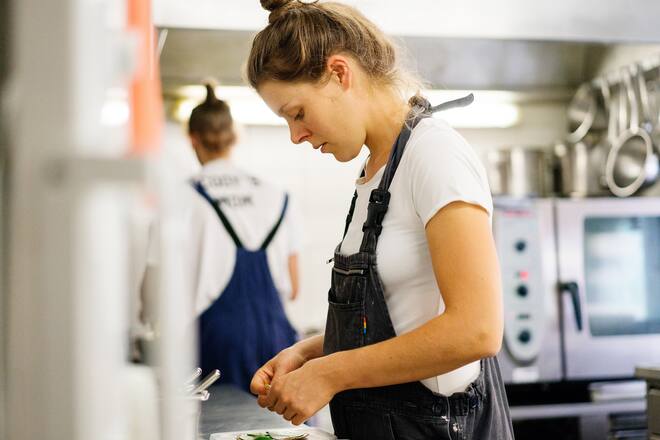 Margaretha Jüngling und Samuel Envall Utbult in der Küche des Pop-Up-Restaurants Zum Goldenen Krass im Zum Goldenen Fass in Zürich