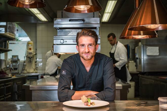 Foto: Joseph Khakshouri 14.07.2018ChannelCaminada Schüler, Marco Campanella, Koch La Brezza im Eden Roc bereitet ein Lamm Gericht vor.Ascona (TI)