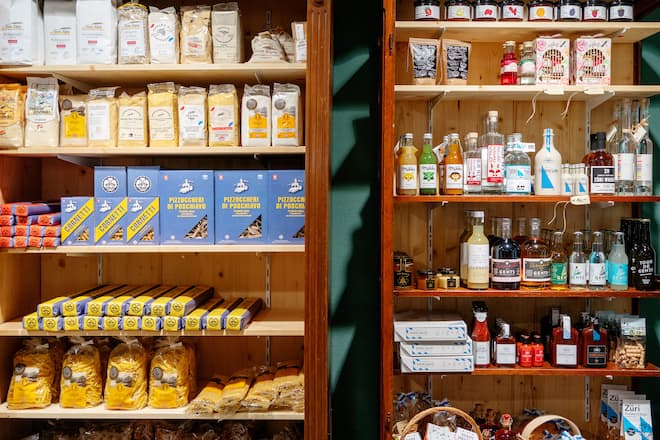 Berg und Tal Niederdorf in Zürich von András Németh Slow Food Shop