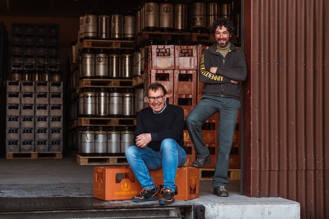 Res (li) und Patrick (re) - Die Brauerei Locher züchtet Felchen, gefüttert werden diese mit dem Biertrester. - Patrick Enzler, Lagerchef und Res Mittelholzer, pensinierter Tierarzt sind für die Zucht zuständig. - Im Hofweissbad verarbeiten die Köche Marco Kölbener & Jan Schmid die frischen Fische - Appenzell - 23. Februar 2021 - Copyright Olivia Pulver