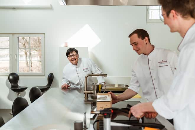 Die Brauerei Locher züchtet Felchen, gefüttert werden diese mit dem Biertrester. - Patrick Enzler, Lagerchef und Res Mittelholzer, pensinierter Tierarzt sind für die Zucht zuständig. - Im Hofweissbad verarbeiten die Köche Marco Kölbener & Jan Schmid die frischen Fische - Appenzell - 23. Februar 2021 - Copyright Olivia Pulver