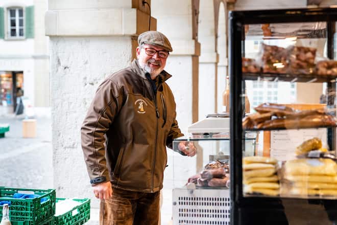 Hannes Baumann, Bim Buume Wikon. Der Chef geht jeden Samstag auf den Markt in Zofingen AG und verkauft dort seine Schmorgerichte. - 27. Februar 2021 - Copyright Olivia Pulver