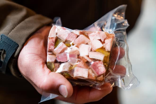 Schwartenmagen - Hannes Baumann, Bim Buume Wikon. Der Chef geht jeden Samstag auf den Markt in Zofingen AG und verkauft dort seine Schmorgerichte. - 27. Februar 2021 - Copyright Olivia Pulver