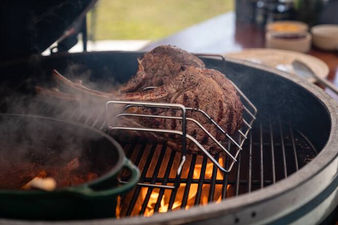 Toma Hawk vom Rind von Luma - Tobias Funke, 17-Punkte-Chef in der Fernsicht in Heiden, ist Green-Egg-Profi. - Grillieren mit Tobias Funke auf dem Big Green Egg - 29. März 2021 - Copyright Olivia Pulver