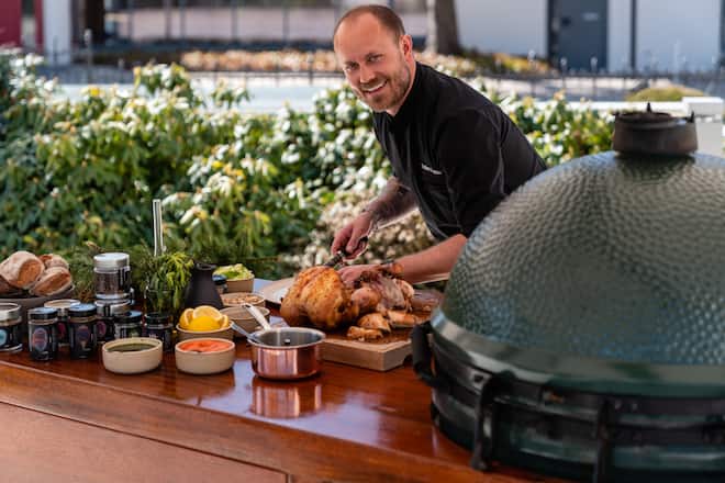 Dry aged Chicken von Luma - zubereitet auf Pouletsitz aus Keramik von Big Green Egg - Tobias Funke, 17-Punkte-Chef in der Fernsicht in Heiden, ist Green-Egg-Profi. - Grillieren mit Tobias Funke auf dem Big Green Egg - 29. März 2021 - Copyright Olivia Pulver