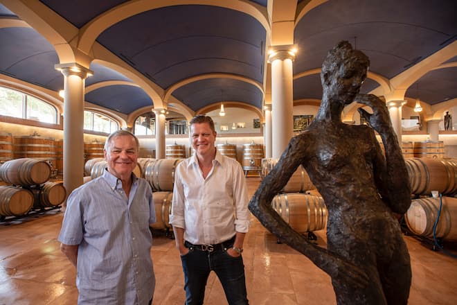 Rudi Bindella Senior und Junior mit Skulptur von Rolf Brem