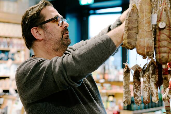 Inhaber und Geschäftsführer András Németh im Berg und Tal in der Markthalle im Viadukt Zürich