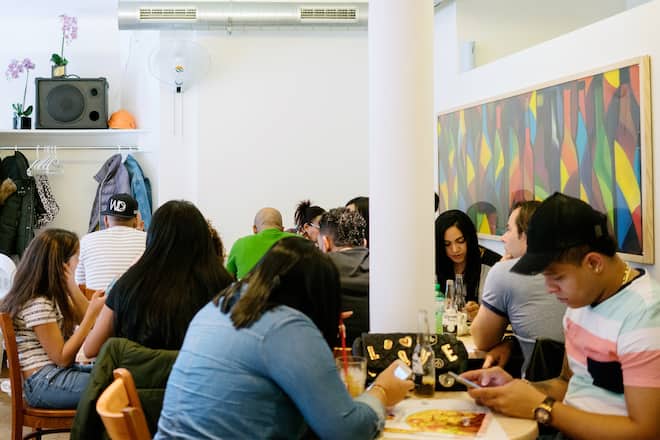 Gäste im Delicias Latinas an der Badenerstrasse beim Lochergut