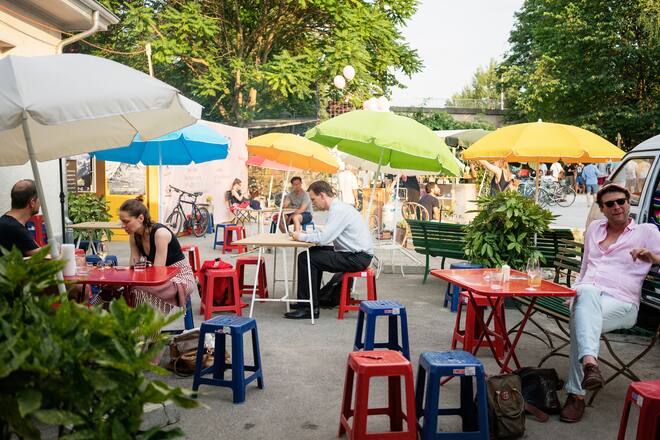 Sitzplätze vor der Sommerbar