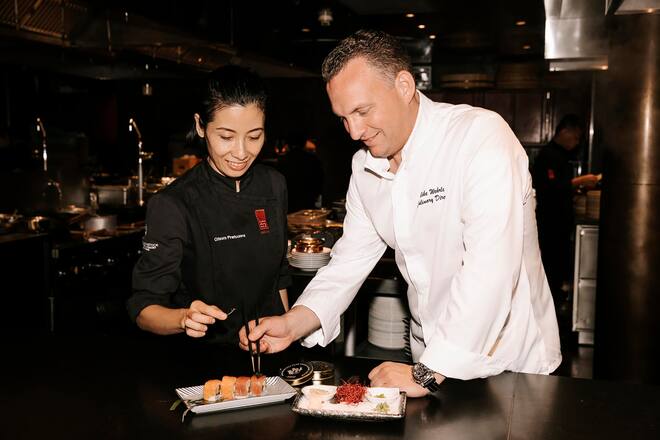 Mike Wehrle (Culinary Director) und Chatsorn Pratoomma (Küchenchefin) - Bürgenstock, Festive Dinner im Spices Kitchen & Terrace © Sarah VoneschÂ