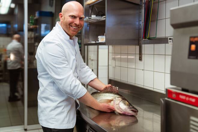 Küchenchef Hauke Pohl mit frischem Zander aus dem Lago Maggiore - Hotel Restaurant Omnia Zermatt - 11. Februar 2021 - Copyright Olivia Pulver