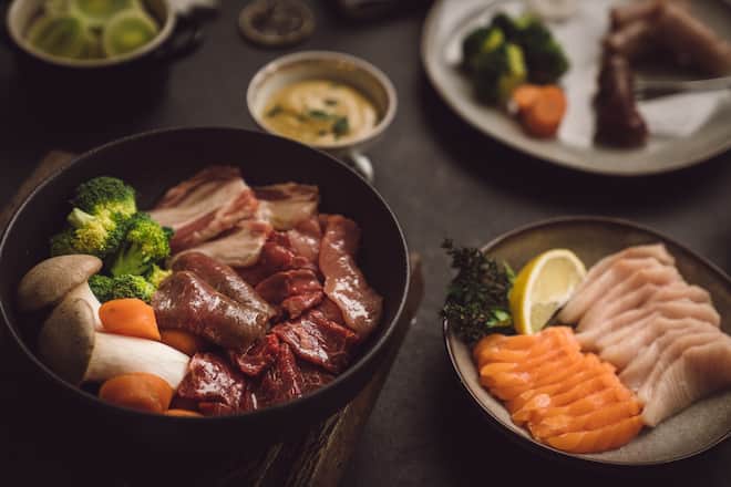 Fondue Chinoise mit Fleisch und Fisch von Luma Delikatessen