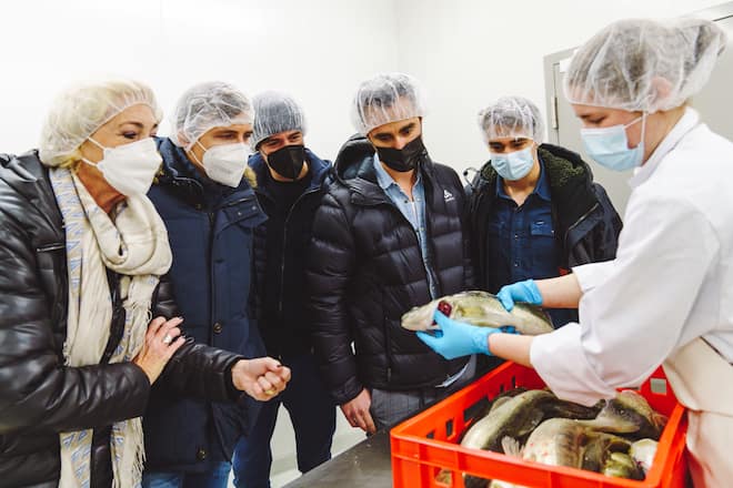 Marina Hofmann, Luca Bianchi, Marcel Skibba, Silvio Germann, Daniel Zeindlhofer - Swifish AG Leuk (VS) - Besuch der Fischzucht Alpen-Zander mit Bianchi und den Igniv-Chefs - 31.1.2022 - Copyright Olivia Pulver