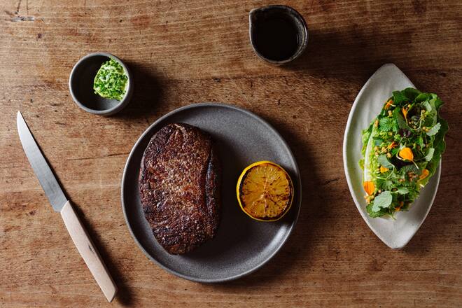 Swiss Black Angus Entrecote mit mariniertem Lattich, Kräutercreme und Estragonbutter - Thomas Brandner, Chefkoch Bauernschänke Zürich kocht mit LUMA Delikatessen - 29.8.2022 - Copyright Olivia Pulver