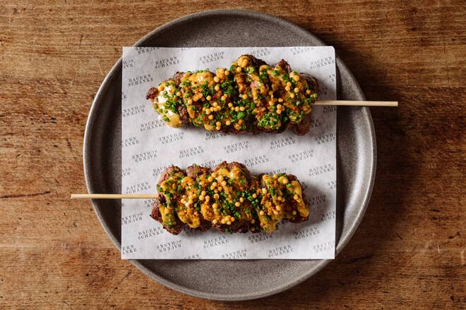 Spiessli vom Swiss Black Angus Chainsteack mit Pfeffer-Mayo, Röstzwiebeln + Rice Pops - Thomas Brandner, Chefkoch Bauernschänke Zürich kocht mit LUMA Delikatessen - 29.8.2022 - Copyright Olivia Pulver