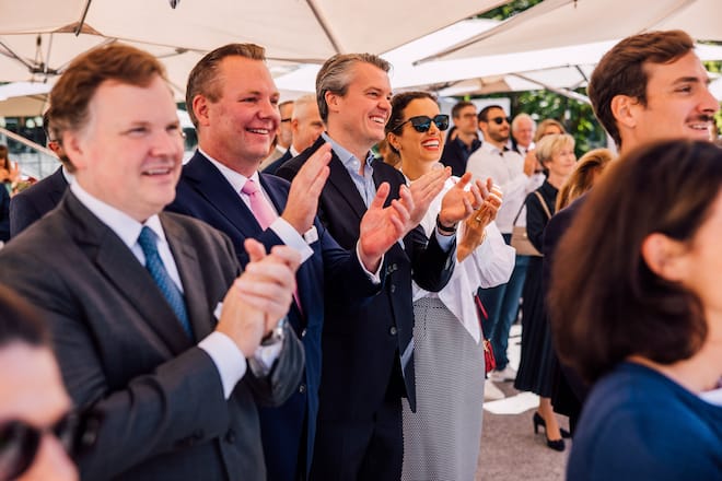 Applaudissements des collègues. De gauche à droite : Philippe Clarinval (Trois Rois, Bâle), Markus Granelli (Dolder, Zurich), Christian et Nina von Rechberg (Baur au Lac, Zurich).