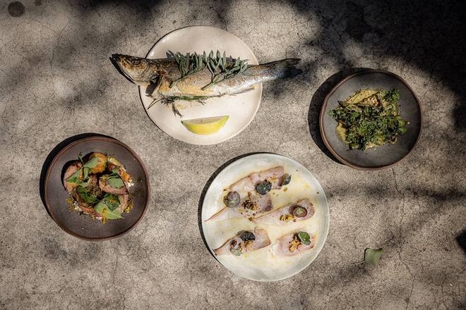 Regionale Produkte frisch vom Grill kombiniert mit einer Selektionan fabelhaften Naturweinen. 10.06.23. We Are Ona.