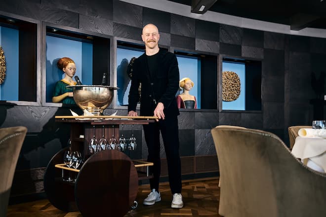 Christian Hotz mit Champagnerwagen