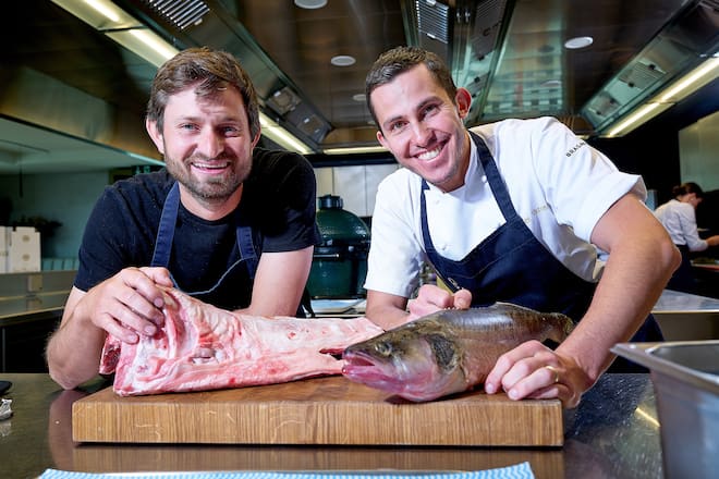 Grosses Bild oben: Raphael Maye & Gilles Varone (v.l.) mit Zander und Lamm.