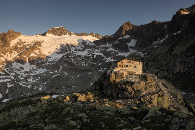 Vier Personen geniessen die Urner Berglandschaft während einer Wanderung zur Albertheimhütte SAC.