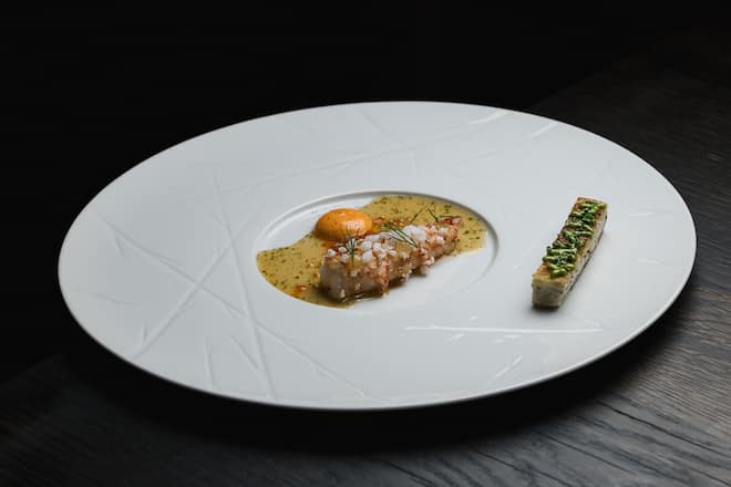 Langostino - Barigoule - â'Nduja" - Knuspriger Toast, Reportage Silvio auf dem Weg ins Hangar 7, 9. Januar 2026, Hangar 7, Wilhelm-Spazier-StraÃe 7A, 5020 Salzburg, Copyright Roy Matter