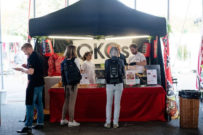 Stand von OKOs am Street Food Festival Nr. 7 auf der Stadionbrache Hardturm in Zürich