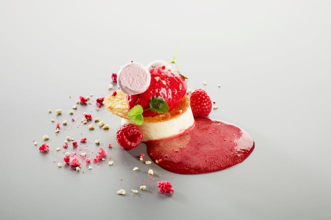 Tahiti-Vanille-Panna-cotta mit Himbeersüppchen, -sorbet und Honigknusper, von Björn Inniger, Restaurant Alpenblick Adelboden