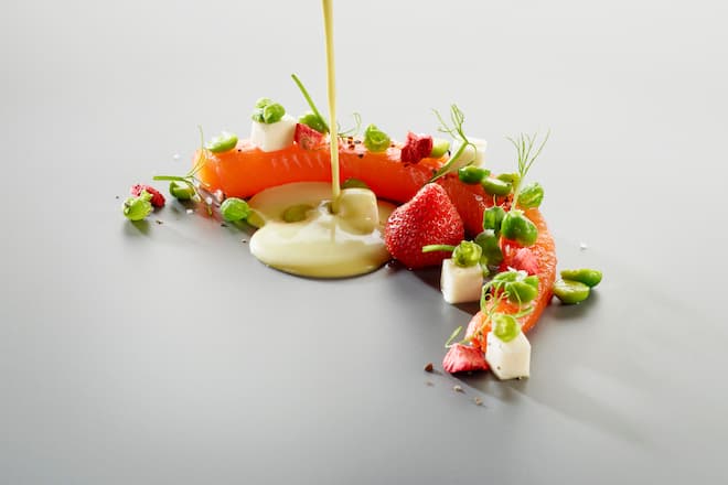 Temperierte Lachsforelle mit Erbsen-Zitronengras-Suppe, Bergziger und eingemachte Erdbeeren, Björn Inniger, Restaurant Alpenblick Adelboden