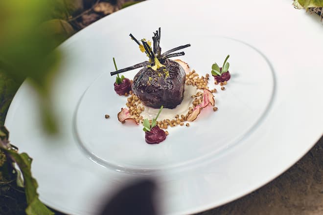 Winznauer Rande mit geraeucherter Felchencreme und Buchweizen Arno Sgier Restaurant Traube Trimbach