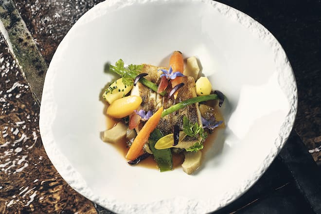 Zander aus dem Murtensee mit Fruehlingsgemuese und Tomatensaft Pierrick Suter