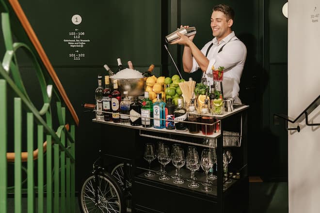 Flying Bar: Wenn der Prophet nicht zum Berg kommt, kommt der Berg zum Propheten? So oder so ähnlich verhält es sich im Boutique-Hotel Volkshaus Basel – da nämlich kommt die Bar neuerdings zum Gast und serviert lokal produzierten Negroni quasi zwischen die Laken.