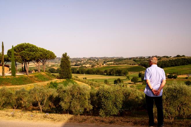 Rudi Bindella blickt übers Land
