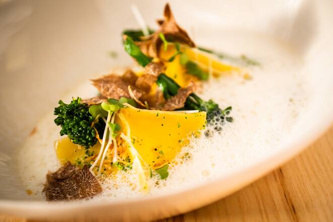 Dario Ranza und Mattias Roock 2021: Fagottini mit weissem Trüffel, Broccoli, Haselnüsse