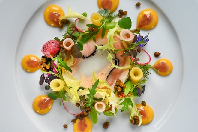 Biel, 20.12.2018 â Die Gastgeber: Isabel Johner und Kuechenchef Wilfried (Fredi) Koester. Teller: Roulade von Kabeljau und Lachsforelle mit Safranemulsion, Kraeuter-Gemuese Salat mit Holunderbluetenkapern.Foto: Karl-Heinz Hug