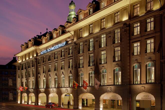 «Swiss Deluxe Hotel» in Bern: Der «Schweizerhof». Juniorsuite und Viergänger für die Gewinner.