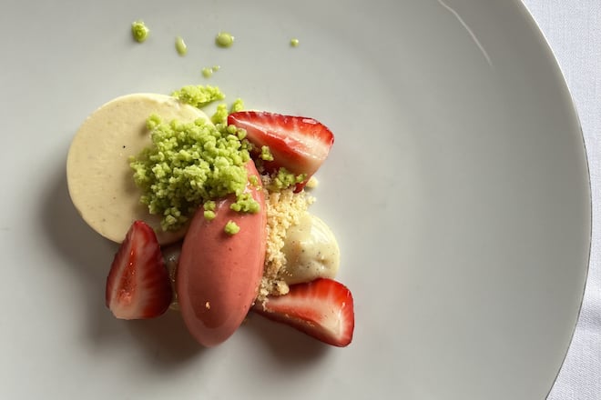 Rezept: Erdbeerbuttermilch-Glace, Vanille & Crumble von Joshua Lüscher, Zwyssighaus