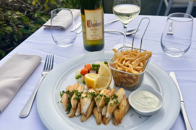 Les filets de perches du Léman sur la terrasse du Chalet du Mont-Pèlerin