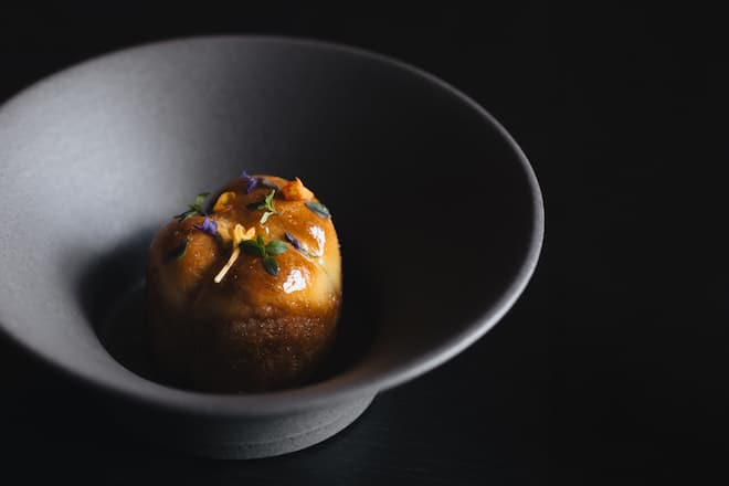 Buchteln mit Aprikosen und Lavendel von Silvio Germann.