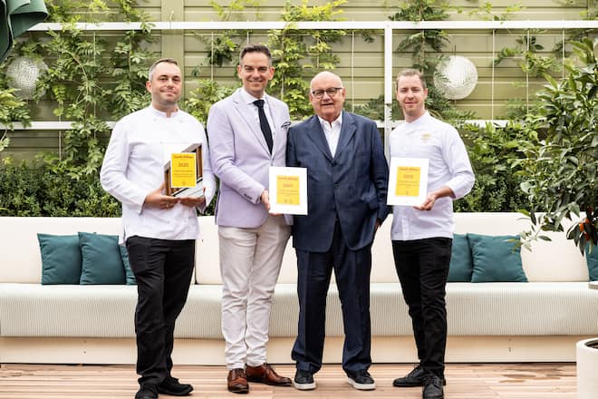 Hotel des Jahres 2024 - v.l Benjamin Halat, Dominik G. Reiner (GM) Urs Heller und Dario Moresco