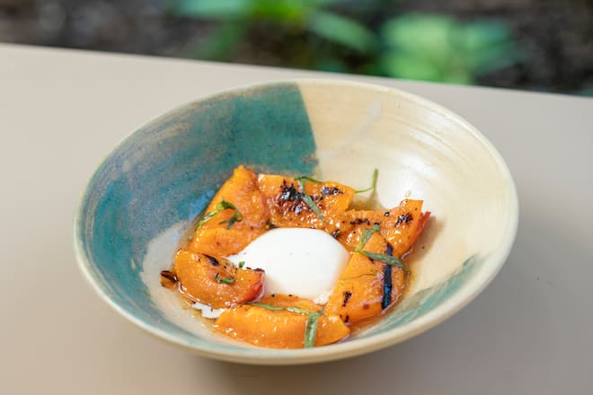 Restaurant Silex , George Tomlin , Zürich, kocht mit Big GreenEgg, Walliser Aprikosen mit Panna Cotta und Estragon