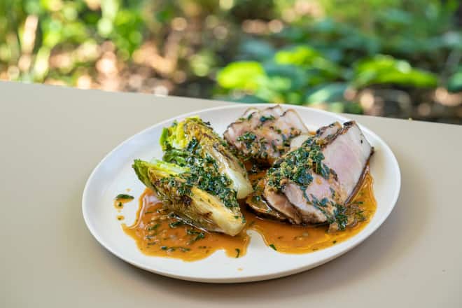 Restaurant Silex , George Tomlin , Zürich, kocht mit Big GreenEgg, Schweinefleisch von "Das Fleisch" mit Lattuga