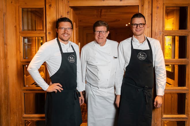 13.11.2025, Rehetobel AR, Gasthaus zum Gupf, Walter Klose mit seinen Söhnen Fabian und Sebastian Dirr (photo by Remy Steiner for Gault Millau)