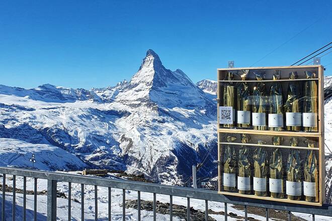Altitude Wines Flaschen auf dem Rothorn mit Matterhorn im Hintergrund