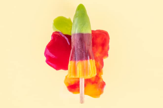 Schmelzendes Raketen-Glace auf beigem Hintergrund