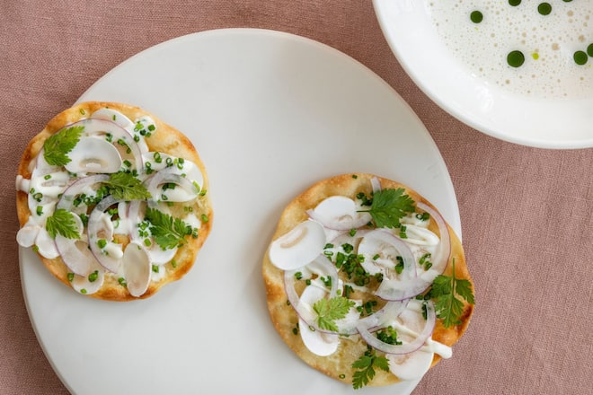 Rezept Sauerrahmsuppe mit Pilz-Flammkuchen