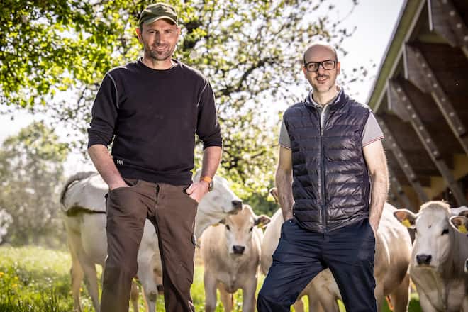 Kaspar Müller-Studhalter vom Tannenhof in Ebersecken, LU mit Chef Pietro Catalano vom CAA Luzern. Aufgenommen am 30.04.24. ©David Birri