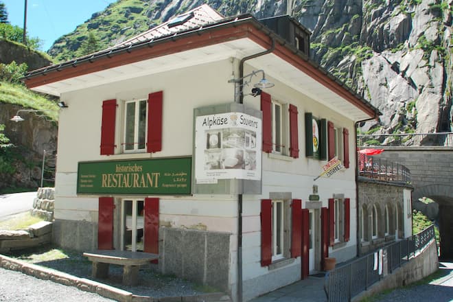 «The Chedi» Andermatt eröffnet ein Pop-up. Mit Urner Devil Burger & Palänta Turtä.
